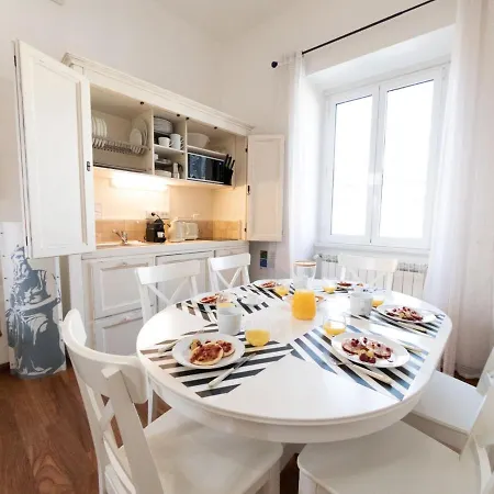 The Best Rent - Three-bedroom Close To Colosseo Apartment