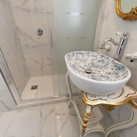 The Best Rent - Three-bedroom Close To Colosseo Apartment *